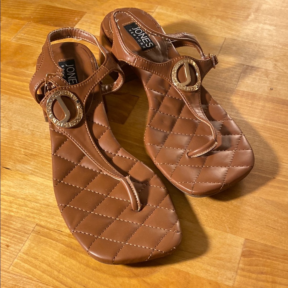 Jones New York Heatha Quilted Brown T-Strap Sandals